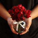 Arranjo de rosas vermelhas em vaso sendo entregue em SJC - Casa e Jardim Flores