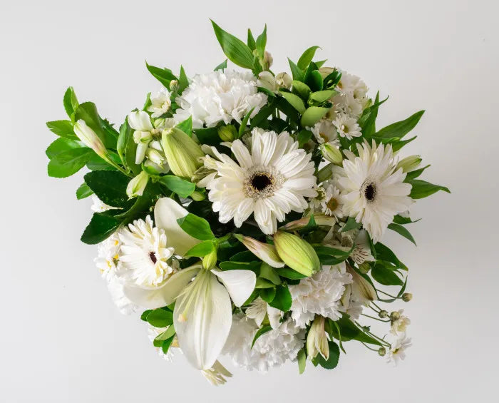 Arranjo de Lírios e Flores do Campo Brancas em Vaso