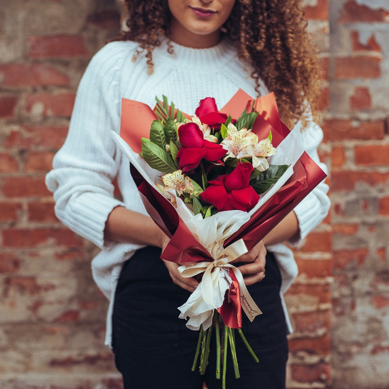 Buquê de 3 Rosas e  astromelías