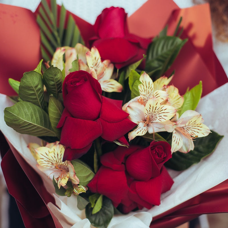 Buquê de 3 Rosas e  astromelías